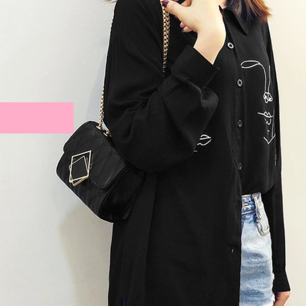 Black crossbody handbad smartphone golden chain
